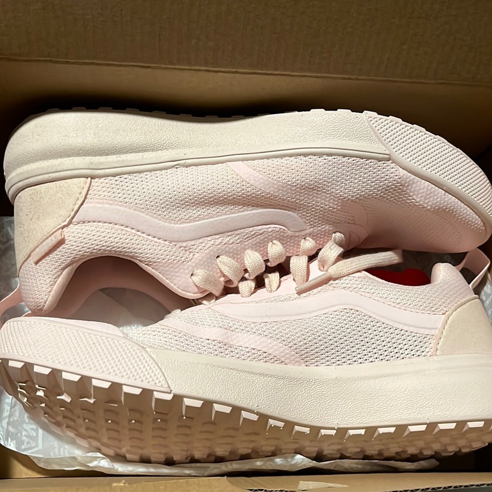 Brand new never worn Womens ultra range rapid vans size 9